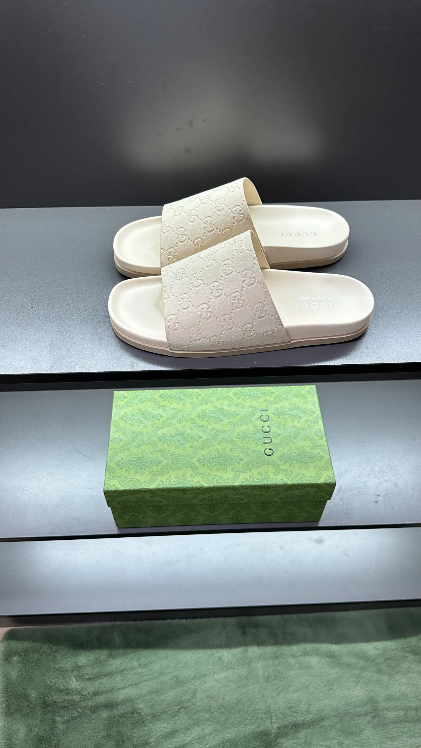 [G Home New Style] P: 300💰Men's size 39~45, (46. Customized) This slipper is made of GG polyester fiber and is decorated with a Gucci label on the front, which adds a striking logo feel to the style. "Gucci Made in Italy" stamped label Rubber sole Flat Made in Italy